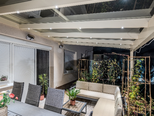 Előtető beépített világítással