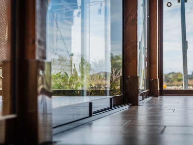 télikert tolóajtók